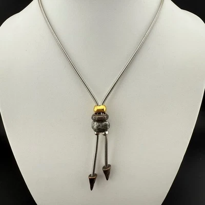 Collar de cadena de serpiente tono plata limitado con colgante de varios dijes Foto 1 de 4