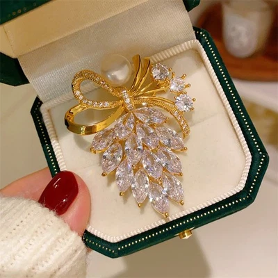 Broches de perlas con lazo de cristal de diamantes de imitación de moda para mujer abrigo joyería accesorios Foto 1 de 4