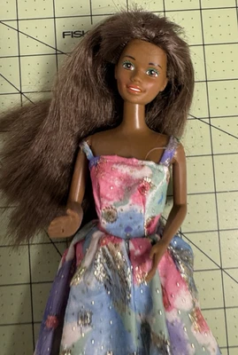 Barbie All American Christie #9425 1990 en vestido floral brillante y tacones Foto 1 de 4