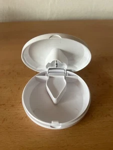 Tablettenteiler für große und kleine Tabletten/mit integrierter Tablettendose - Bild 1 von 4