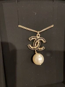 Chanel (authentic) Necklace with CC logo and pearl drop - Picture 1 of 4