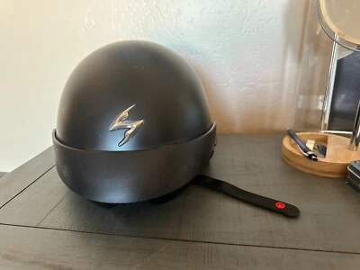 2009 Scorpion EXO 摩托车半头盔带遮阳板黑色 XXL 码。 二手 — 第 1/4 张图片