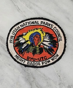 974 BYU-UTC Distintivo al merito Pow Wow Patch - Foto 1 di 2