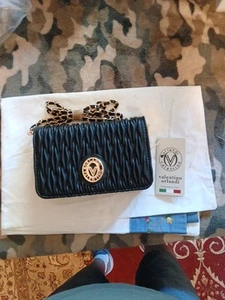 Bolso de hombro VALENTINO ORLANDI acolchado negro cadena, diseñado en ITALIA PRECIO DE VENTA SUGERIDO POR EL FABRICANTE $99 - Imagen 1 de 4