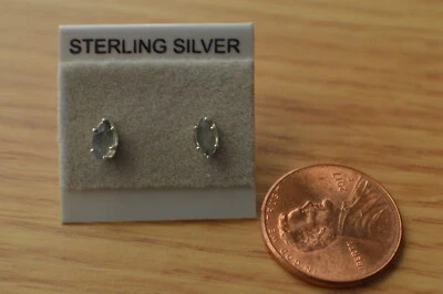 Pendientes solitario de alejandrita con cambio de color de 0,27 quilates ~ plata de ley 5x2 mm PEQUEÑOS Foto 1 de 4