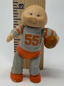 Figura articulada de fútbol americano de 3 pulgadas Cabbage Patch Kids gris naranja calvo niño vintage 1984 - Imagen 1 de 11