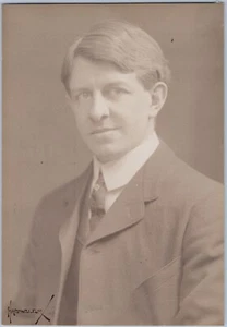 Retrato formal, hombre, cuello alto, traje, corbata, años 1900-20, foto de estudio Haeseler - Imagen 1 de 2