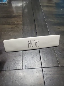 Rea Dunn Namensschild Artisan Collection von Magenta NOPE 6"×3", creme/schwarz - Bild 1 von 3