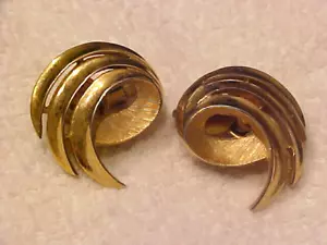 VTG ~ CROWN TRIFARI ~ Smooth & Texture ~ Gold Tone Earrings ~ Clip-On ~ Signed - Picture 1 of 3