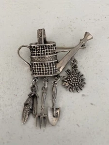 Niedliche Gärtner Pin; Gießkanne mit Werkzeug und Blume Charms/Silberplatte 2 Zoll - Bild 1 von 2