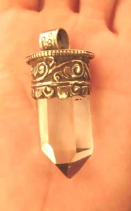 Colgante grueso de cuarzo transparente en platería tibetana. 2 pulgadas de largo - Imagen 1 de 4