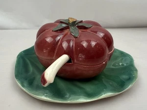 Tarro de condimentos con tapa en forma de tomate de cerámica italiana vintage con cuchara y plato - Imagen 1 de 6
