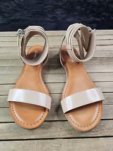 Gianni Bini Mujer Talla 7.5 M Cuero Tanga Plano Sandalia Tobillo Hebilla Envolvente - Imagen 1 de 7