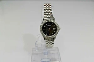 Nuevo reloj auténtico para mujer Seiko esfera negra de dos tonos Swarovski SUR716 $260 - Imagen 1 de 5