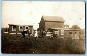 Cartolina RPPC ~ Scena della fattoria ~ Marito e moglie con animali bestiame - Foto 1 di 2