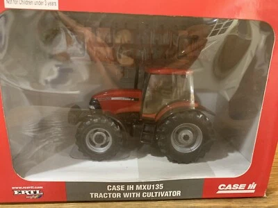 Tractor Ertl Case IH MXU135 con cultivador NIB Escala 1/32.  PLUMÍN Foto 1 de 4