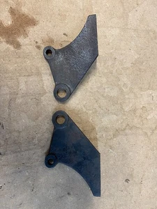 Jaguar XK120/140/150 Front Anti Roll Bar Link Brackets pair, original C3057/8 - Picture 1 of 2