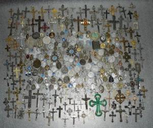 Vintage and Massive Lot of 333 Religion Medals Pendants Crosses Crucifixes - Picture 1 of 13
