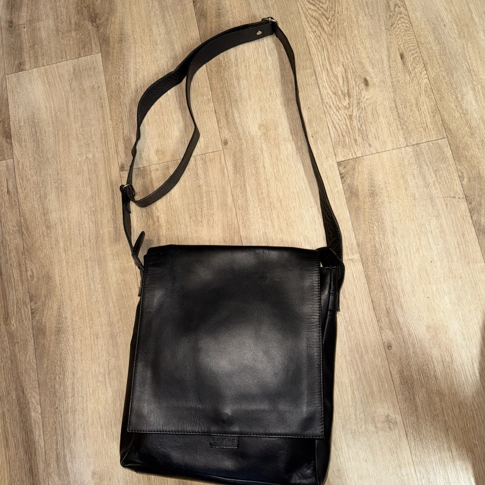 Bolso Bandolera Zara Hombre Cuero Genuino Negro Foto 1 de 4