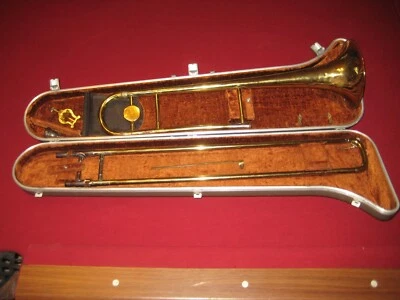 Trombone Aristocrata Buescher Vintage com Estojo Original e Bocal Vincent Bach - Imagem 1 de 4