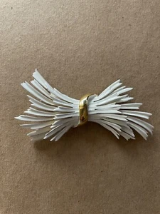 Broche MONET Vintage Tono Dorado Esmalte Blanco Rama de Trigo Forma de 2,75" de Largo - Imagen 1 de 4