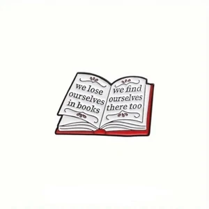 Wir verlieren/finden uns in Büchern - Emaille Pin - Bücherwurmleser Bookish Lesebuch - Bild 1 von 3
