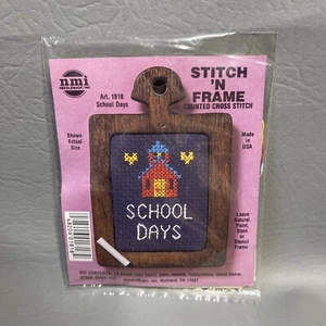 Gezähltes Kreuzstich Set 1818 Schultage Stich N Rahmen NMI NOS Holzrahmen - Bild 1 von 11