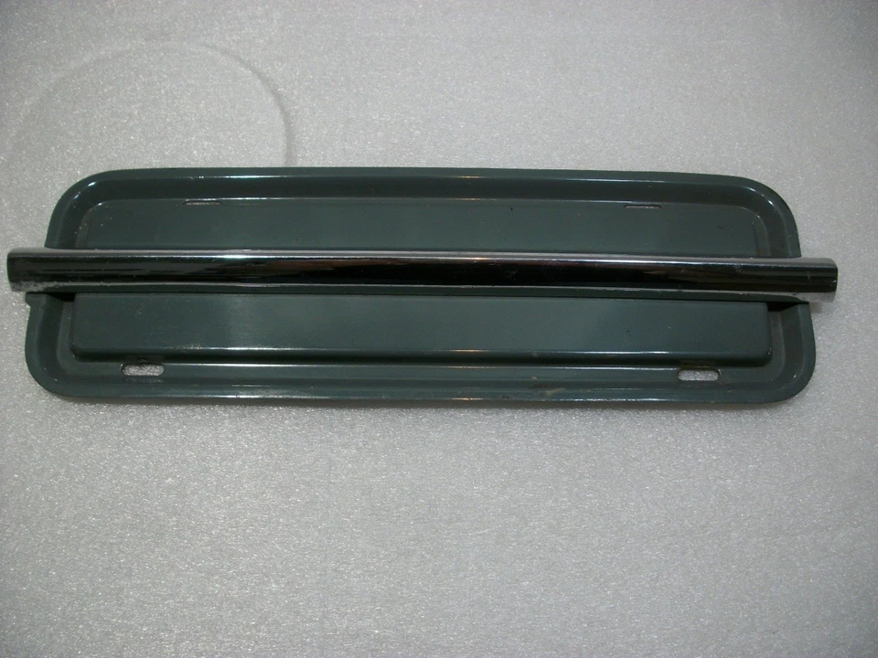 Volkswagen Beetle Radio Block Off Plate with Cast Chrome Trim 1958-1960 - Imagem 1 de 2
