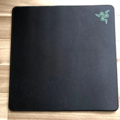 Alfombrilla de ratón de goma grande para juegos Razer Gigantus negra y verde Foto 1 de 2