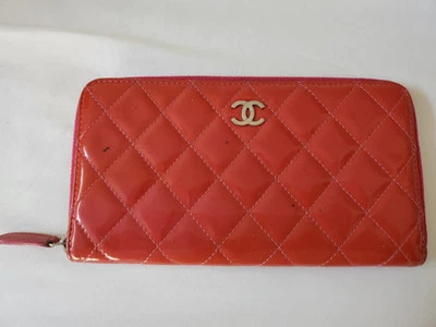 Cartera acolchada con solapa charol Chanel Foto 1 de 4
