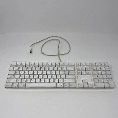 Apple A1048 Keyboard Usb Apple Computer Tested Working EUC - Image 1 of 4