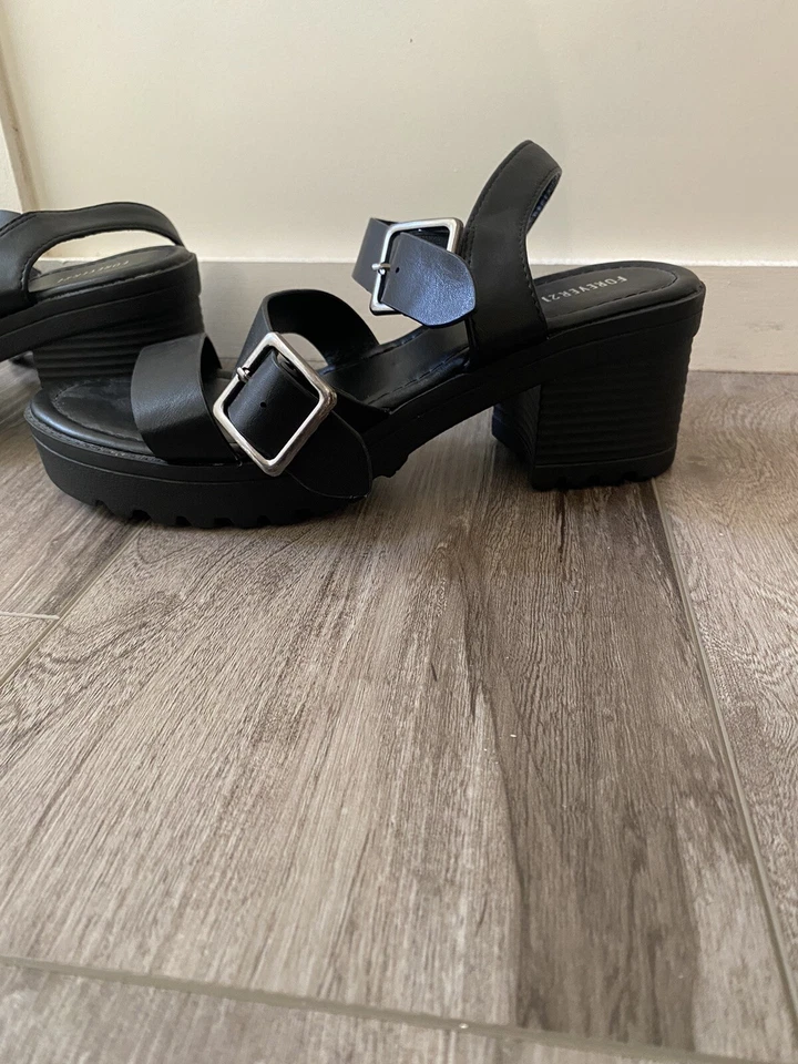 Sandálias Forever 21 femininas salto 7 couro preto salto bloco plataforma robusta alça - Imagem 1 de 4