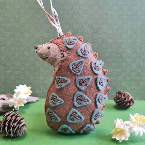 Kit artesanal Folk Hedgehog from Felt MKFHD1F - Imagen 1 de 3