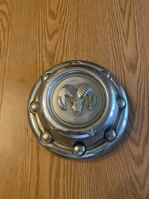 OEM Dodge Ram / Van 2500 8 lug Steel Wheel Chrome Center Cap P/N 52039264 - Imagem 1 de 4
