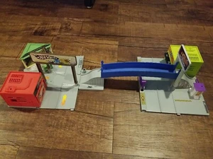Complete 2007 Hot Wheels City Sets Fire Station  - Picture 1 of 8