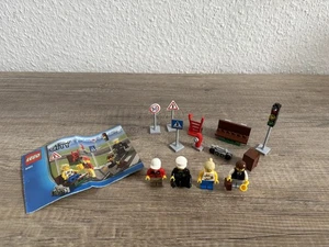 LEGO® City Minifiguren und Straßenschilder / Set 8401 | Gebraucht - Bild 1 von 5