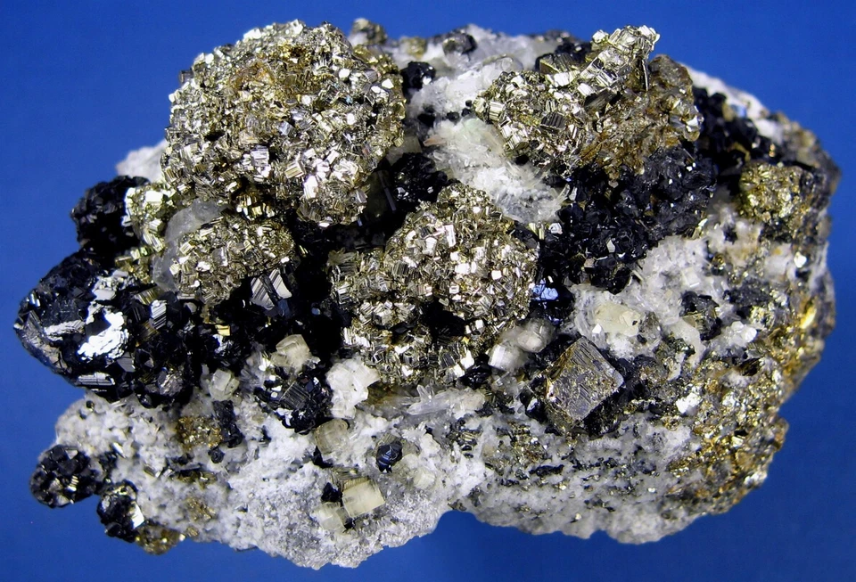 Fluorapatit mit Pyrit und Zinkblende a.d. Huanzala Mine in Peru - Bild 1 von 1