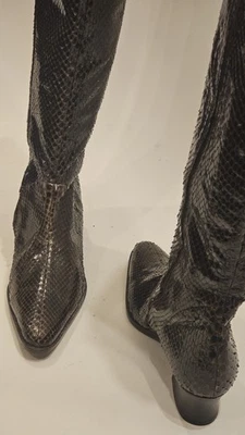 Botas de piel de serpiente Donna Karan para mujer talla 7 Foto 1 de 4
