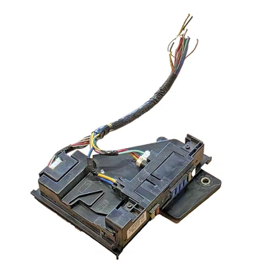 Bloque de conexiones relé caja de fusibles Toyota Venza 2009-2015 82720-0T020 OEM Foto 1 de 3