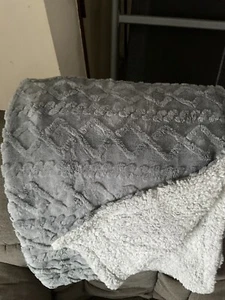 Bedsure Sherpa Throw Blanket For Couch/Sofa Fuzzy Soft 2 Tone Gray 50" x 60" NEW - Picture 1 of 5