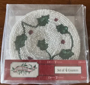 Set 4 weiße perlenrunde Untersetzer mit grüner Stechpalme 4" Dillards Zierleisten Neu - Bild 1 von 4