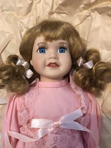 Antike Porzellanpuppe mit rosa Kleid - Bild 1 von 3