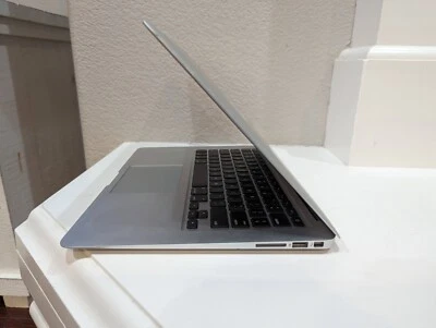 Apple MacBook Air 13.3" -Core i5 1.6GHz, 512GB SSD, Plateado - Estado B Foto 1 de 4