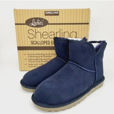Bota de invierno Kirkland Signature para mujer piel de oveja piel de oveja borde festoneado AZUL MARINO Foto 1 de 4