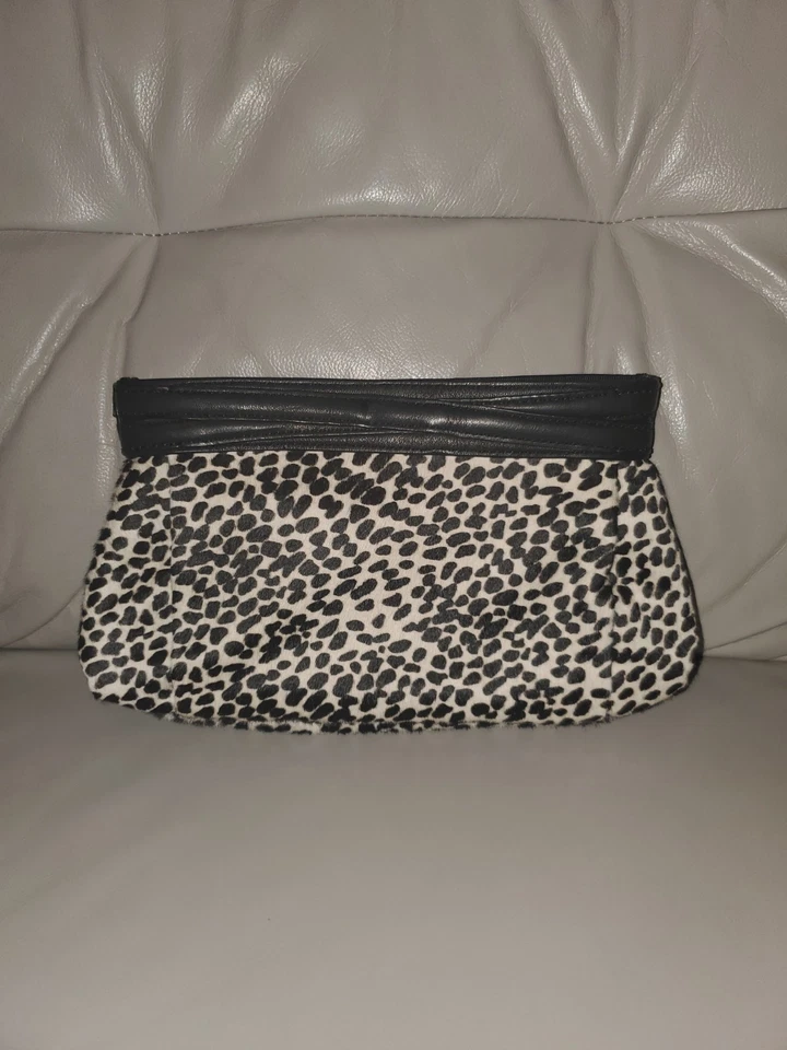 Bolso sin asas de cuero forrado con pelo de becerro Ann Taylor estampado animal  Foto 1 de 4