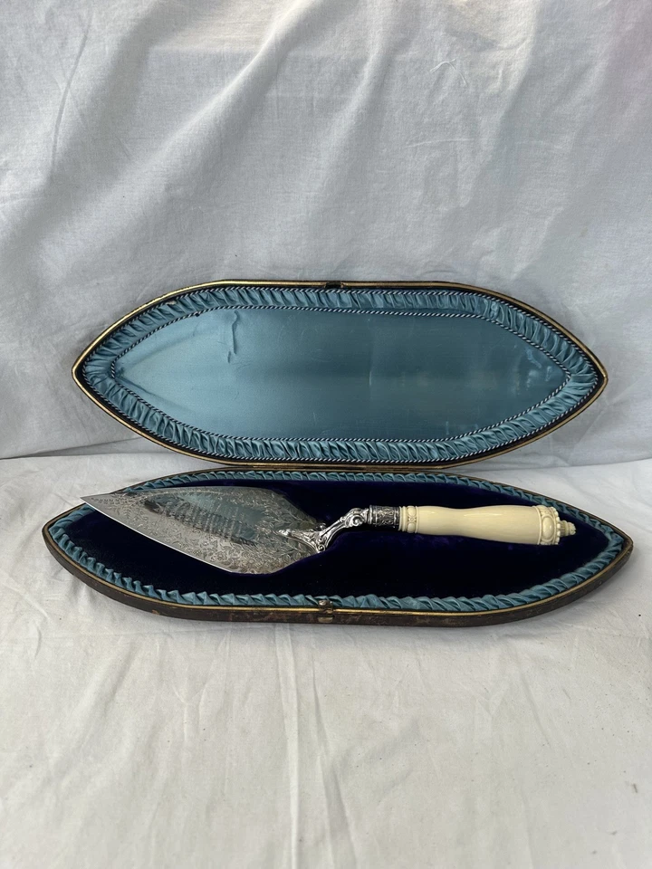 Antigua paleta de presentación de plata de ley - Mango de marfil grabado con fecha 1887  Foto 1 de 4