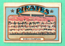 (1) PITTSBURGH PIRATES 1972 O-PEE-CHEE # 1 TEAM PHOTO CARD (G1564)