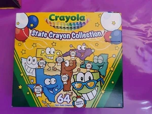 NOS Vintage Crayola State Crayon Collection 64 Buntstifte verpackt mit Spitzer 2004 unbenutzt - Bild 1 von 7