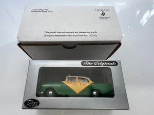 TRAX HOLDEN FB Sedan Ascot Taxi Service Aussie Taxi Series TR20H Green/Ylw 1:43 - Bild 1 von 5