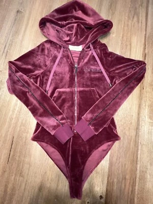 Sexy Body Juicy Couture Rojo Vino Cremallera Terciopelo Manga Larga Capucha Talla S Estrás Foto 1 de 4